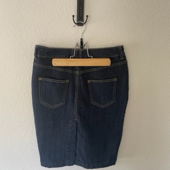 H&M | Navy Blue Denim Pencil Skirt with Gold Trim | Size 4, Classic & Chic - Picture 4 of 13